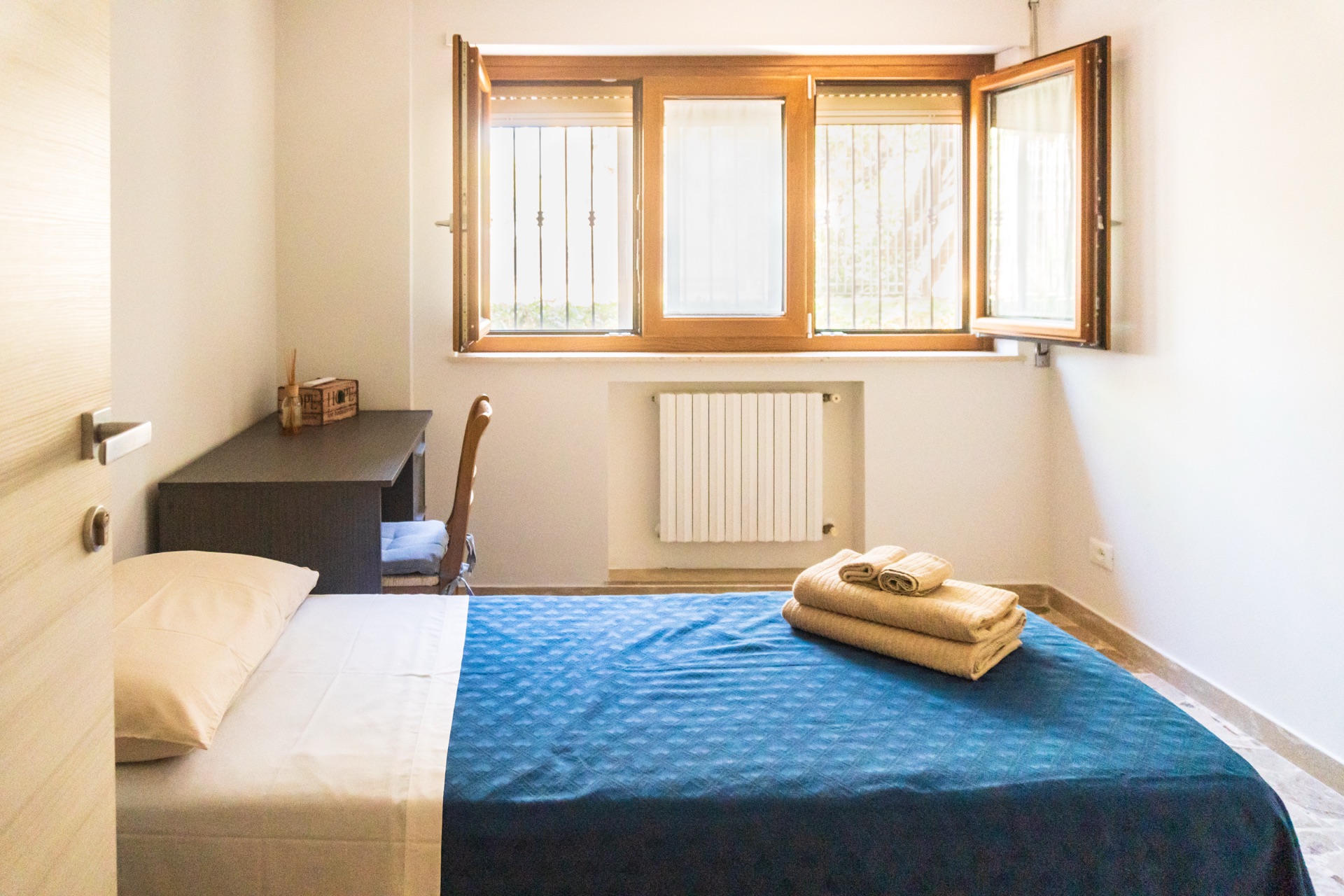 Camera con letto singolo e scrivania